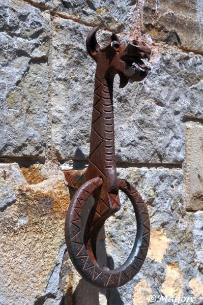 Драконий колокольчик у стен Castello Di Amorosa, Калифорния
